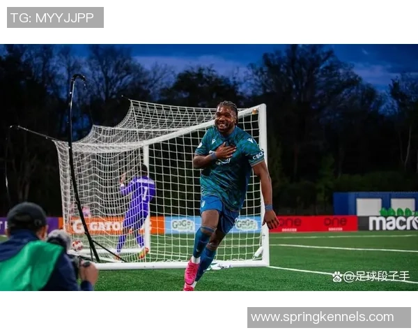 足球明星跨界挑战篮球场精彩瞬间集锦与精彩对决回顾